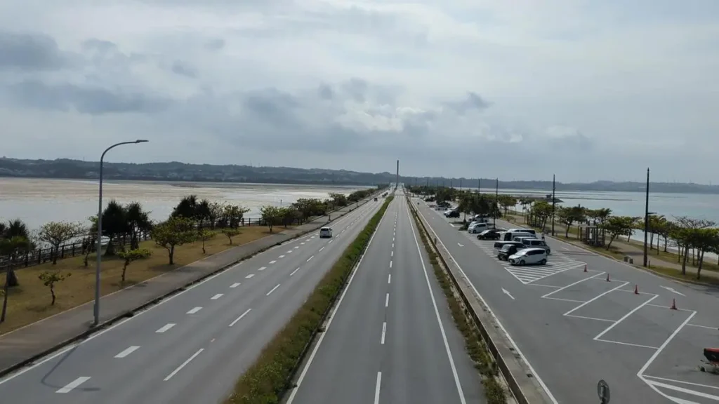 海中道路パークの歩道橋からの景色