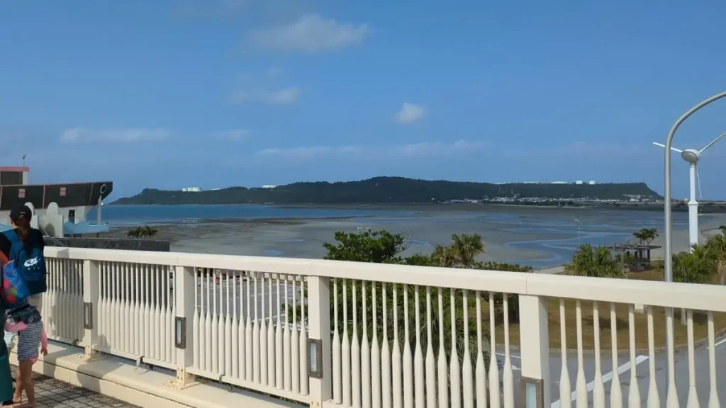 海中道路パークの歩道橋からの景色