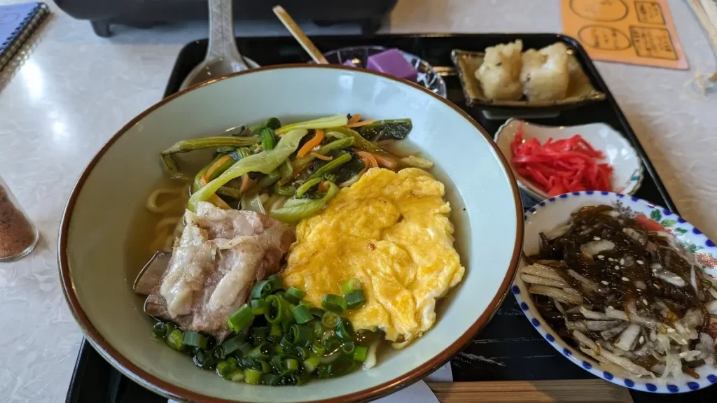 しょうゆ味付けソーキの入ったソーキそば